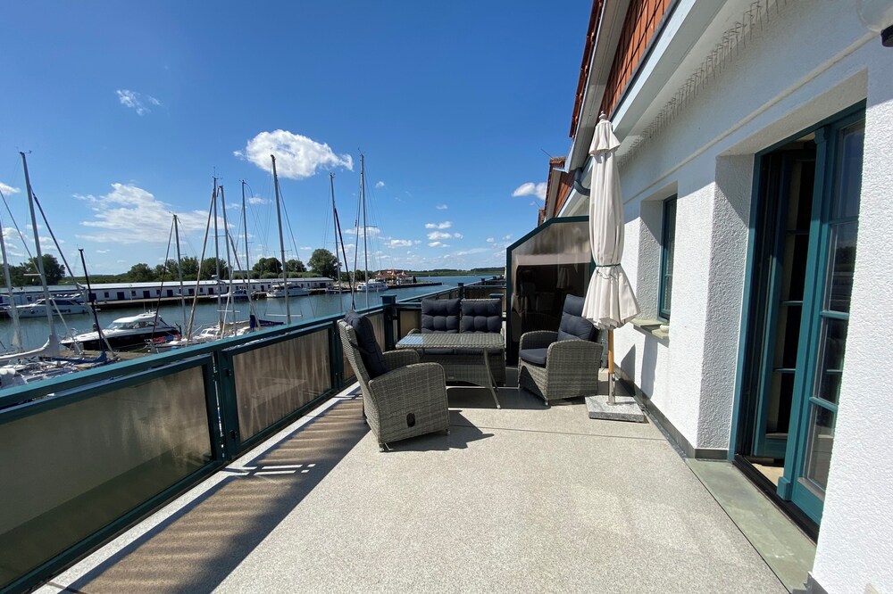 Sunny apartment with large balcony overlooking the marina