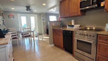 KĂŒhlschrank, Mikrowelle, Ofen, Herdplatte