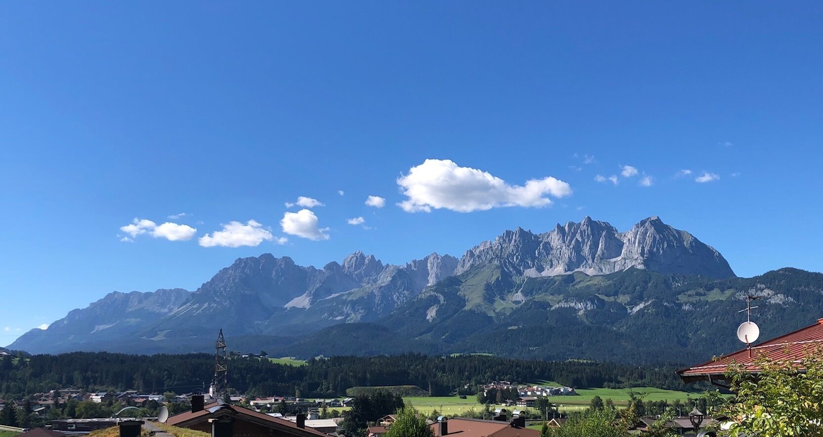 Ein Bergmassiv unter blauem Himmel.