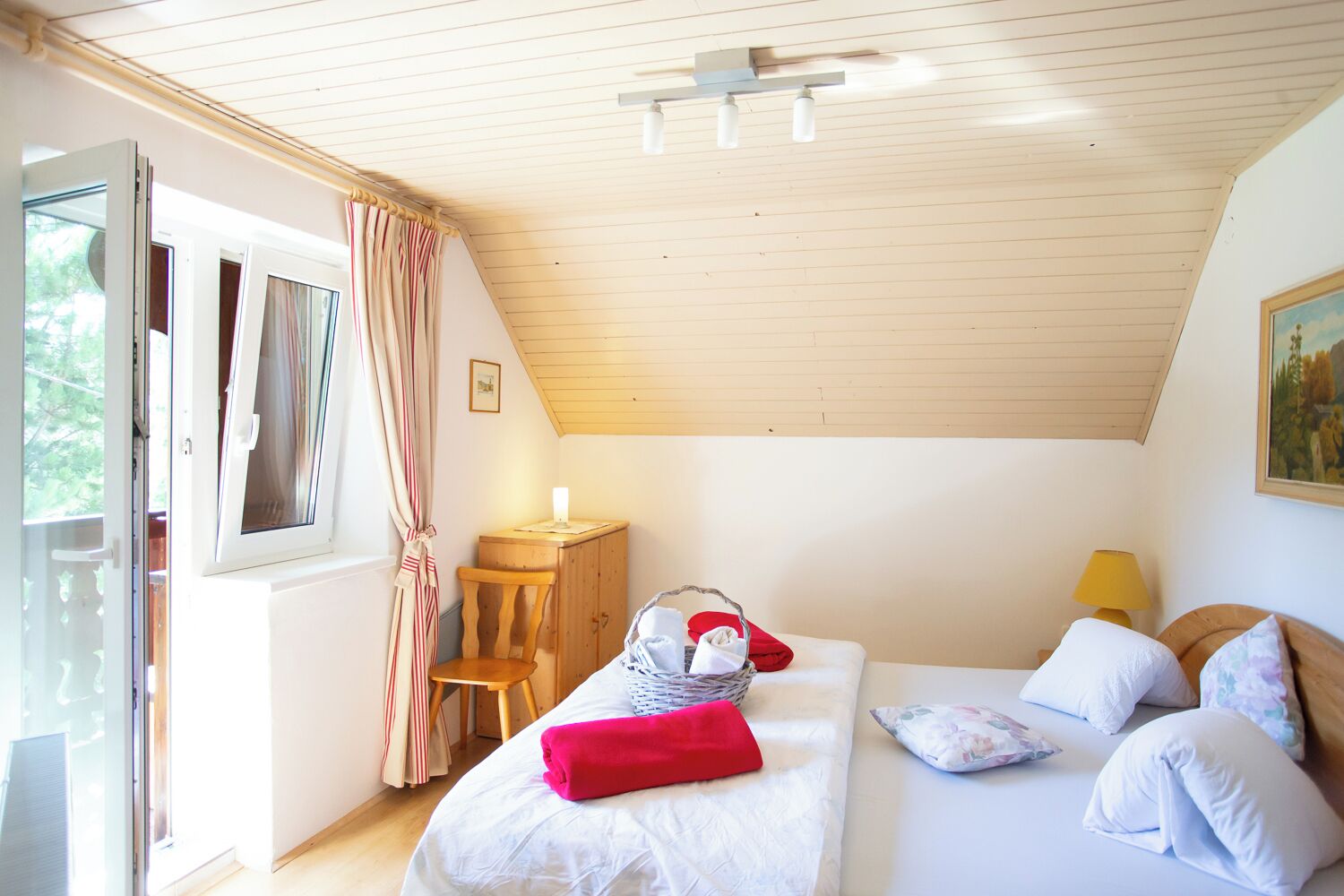 3 Schlafzimmer, Schreibtisch, schallisolierte Zimmer, WLAN