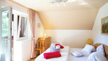 3 Schlafzimmer, Schreibtisch, schallisolierte Zimmer, WLAN