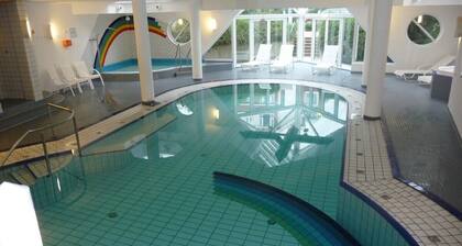 Logement de vacances rustique avec piscine, sauna, et vue sur la mer