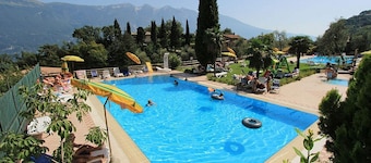 Bungalow for exclusive use with unobstructed lake view and shared use of the pool