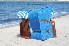 Beach nearby, sun loungers - Strandhafer46, close to the beach, 3 bedrooms, 2 bathrooms, WLAN, own "beach garden", sauna (Glowe)