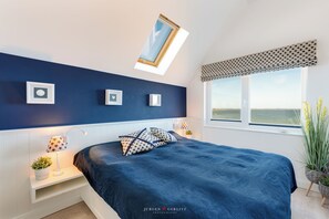 2 soverom, skrivebord, strykejern/-brett og reiseseng for barn