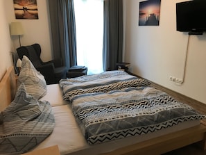 2 Schlafzimmer, Schreibtisch, Bügeleisen/Bügelbrett, Reisekinderbett