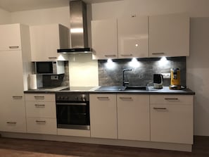 Réfrigérateur, micro-ondes, four, plaque de cuisson