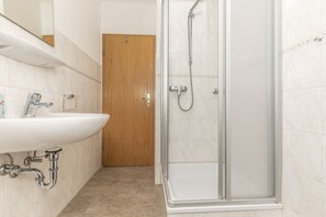 Shower - Three-Bedroom Apartment with Sea View (Grömitz)