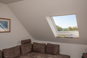 TV - Three-Bedroom Apartment with Sea View (Grömitz)