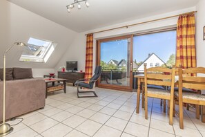 TV - Three-Bedroom Apartment with Sea View (Grömitz)