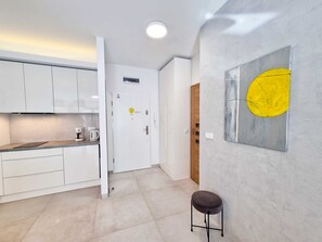 ثلاجة، غسالة أطباق، مستلزمات طهي/أطباق/أوعية، مائدة طعام