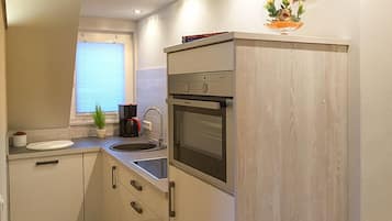 Frigorífico, microondas, horno y placa de cocina