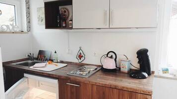 Kühlschrank, Herdplatte, Wasserkocher mit Kaffee-/Teezubehör