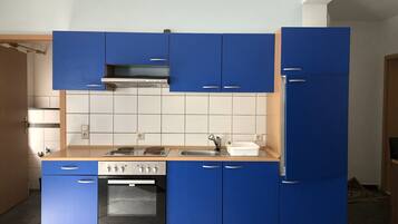 Refrigerador, parrilla de estufa, cafetera y tetera y tetera eléctrica