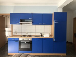 Réfrigérateur, plaque de cuisson, cafetiÚre/bouilloire