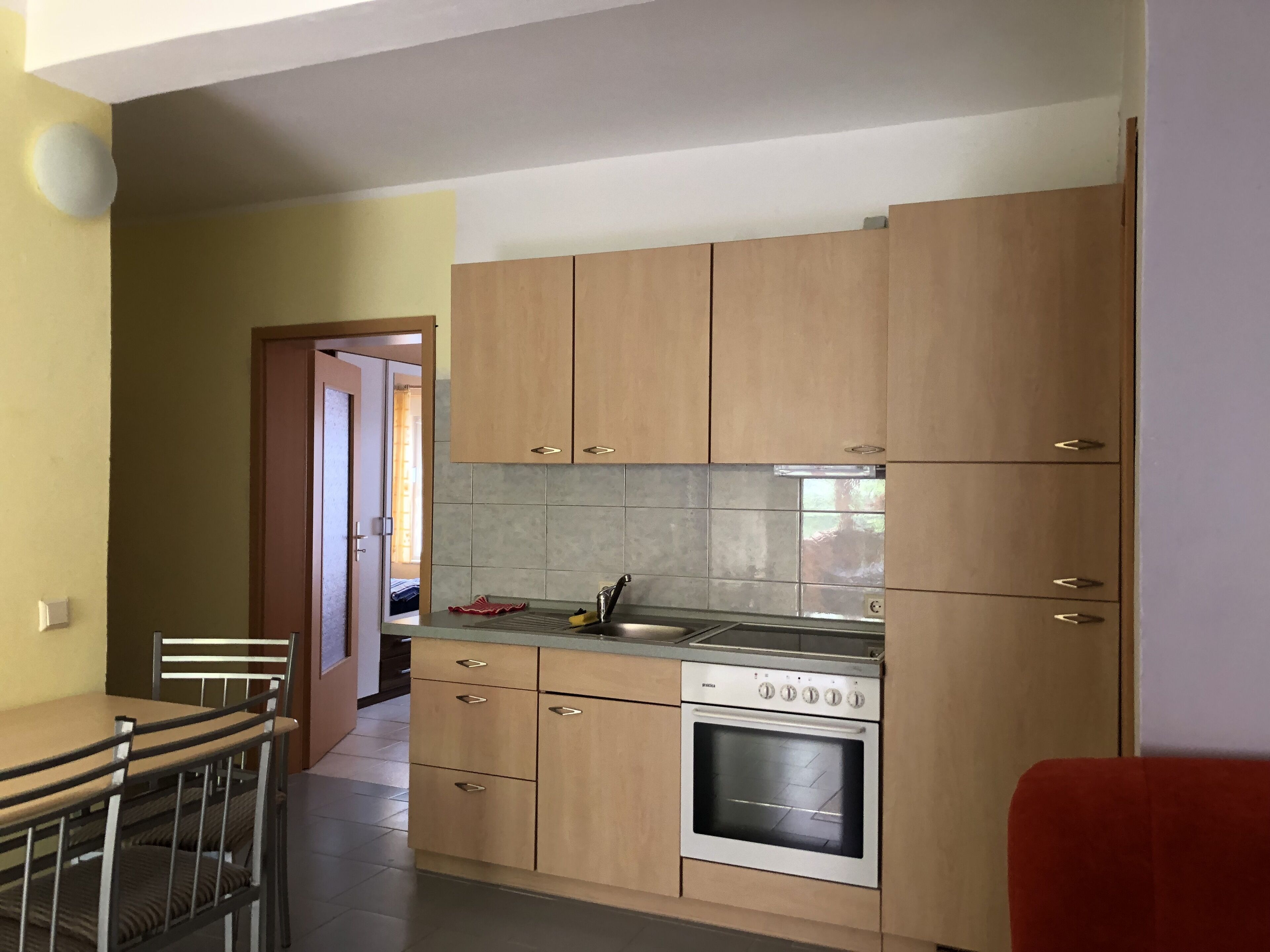 Jääkaappi, liesi, kahvin-/teenkeitin, vedenkeitin