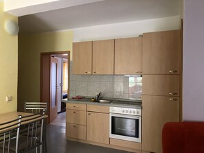 Réfrigérateur, plaque de cuisson, cafetiÚre/bouilloire