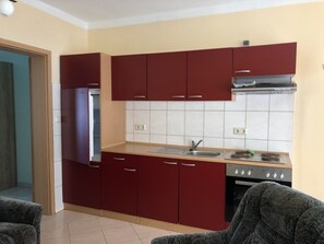 Kühlschrank, Herdplatte, Wasserkocher mit Kaffee-/Teezubehör
