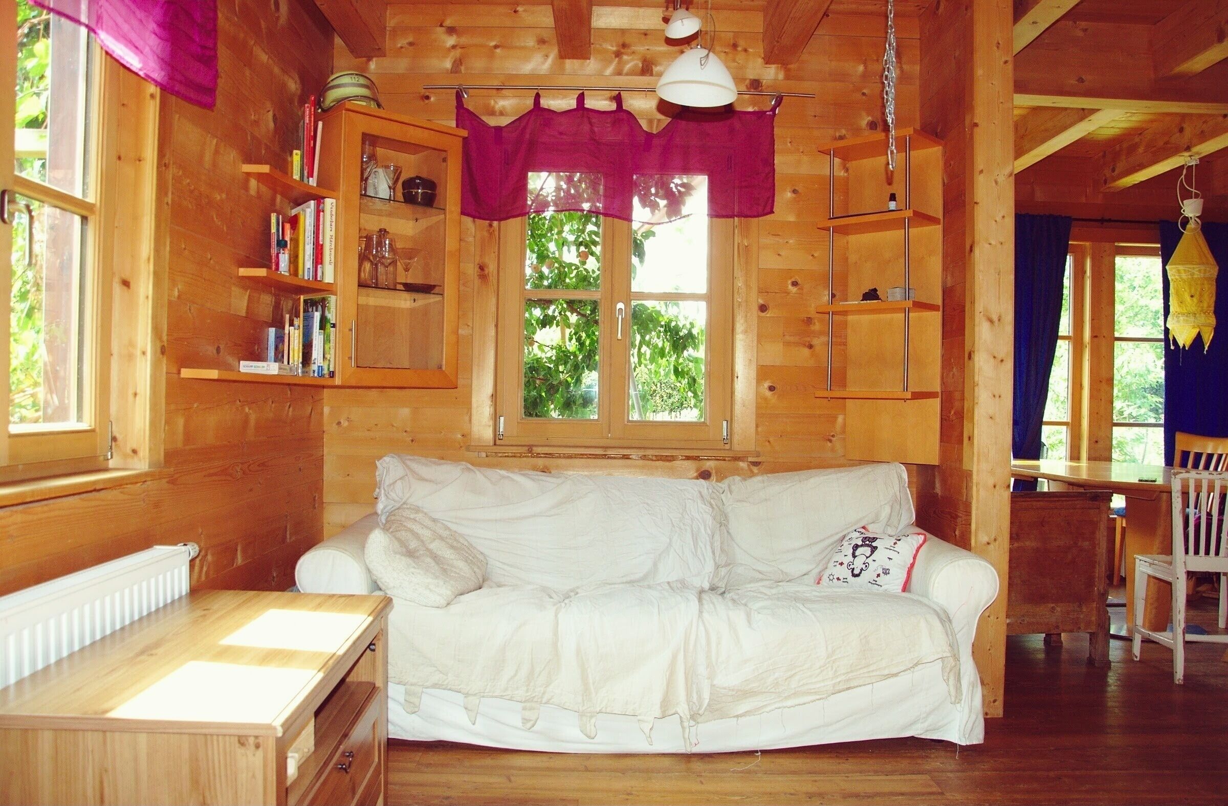 Una chimenea, libros