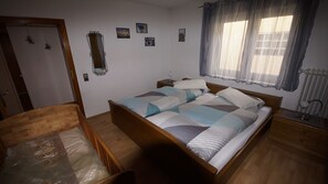 4 bedrooms, iron/ironing board, free WiFi, bed sheets