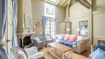 TV connectée, cheminée, écrans d'ordinateur