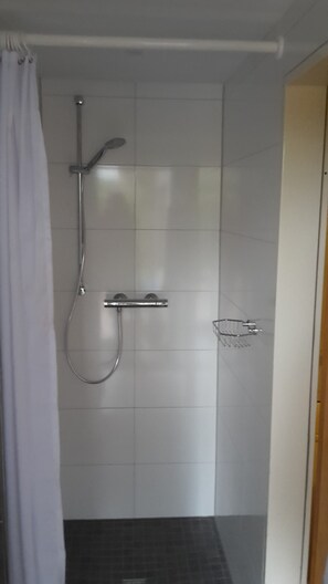 Een douche, een haardroger, handdoeken, zeep