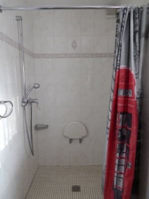 Doccia, asciugacapelli, asciugamani, sapone