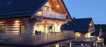 Canadian log cabins in the Hunsrück with lake and national park views