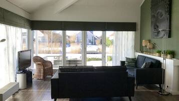 Smart-TV, DVD-Player, Bücher, Videothek