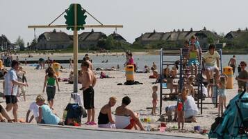 Vlak bij het strand, ligstoelen aan het strand