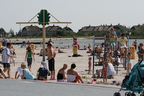 Una playa cerca, sillas reclinables de playa