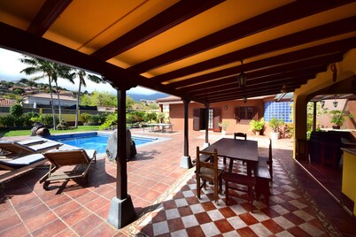 Comfortable,  with private pool and BBQ, fast WiFi, Teide and sea view
