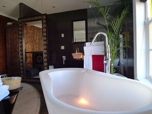 Combined shower/bathtub, hair dryer, towels, soap