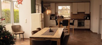 Luxury vacation home by sea, boat dock, handicap accessible & allergy friendly