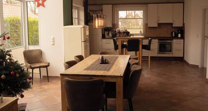 Luxury vacation home by sea, boat dock, handicap accessible & allergy friendly