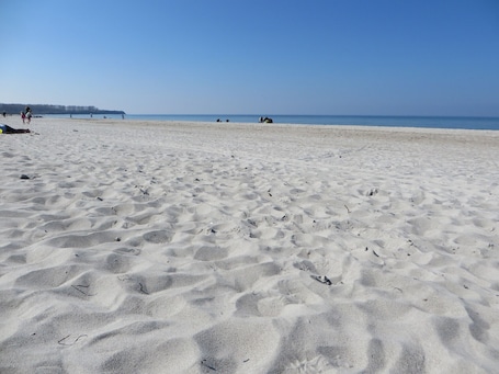 Beach nearby. Family-friendly comfort apartment, 100 m to the Baltic Sea beach, with lagoon view