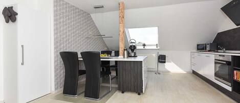 KĂŒhlschrank, Mikrowelle, Ofen, GeschirrspĂŒler