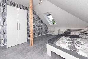 3 bedrooms, travel crib, WiFi