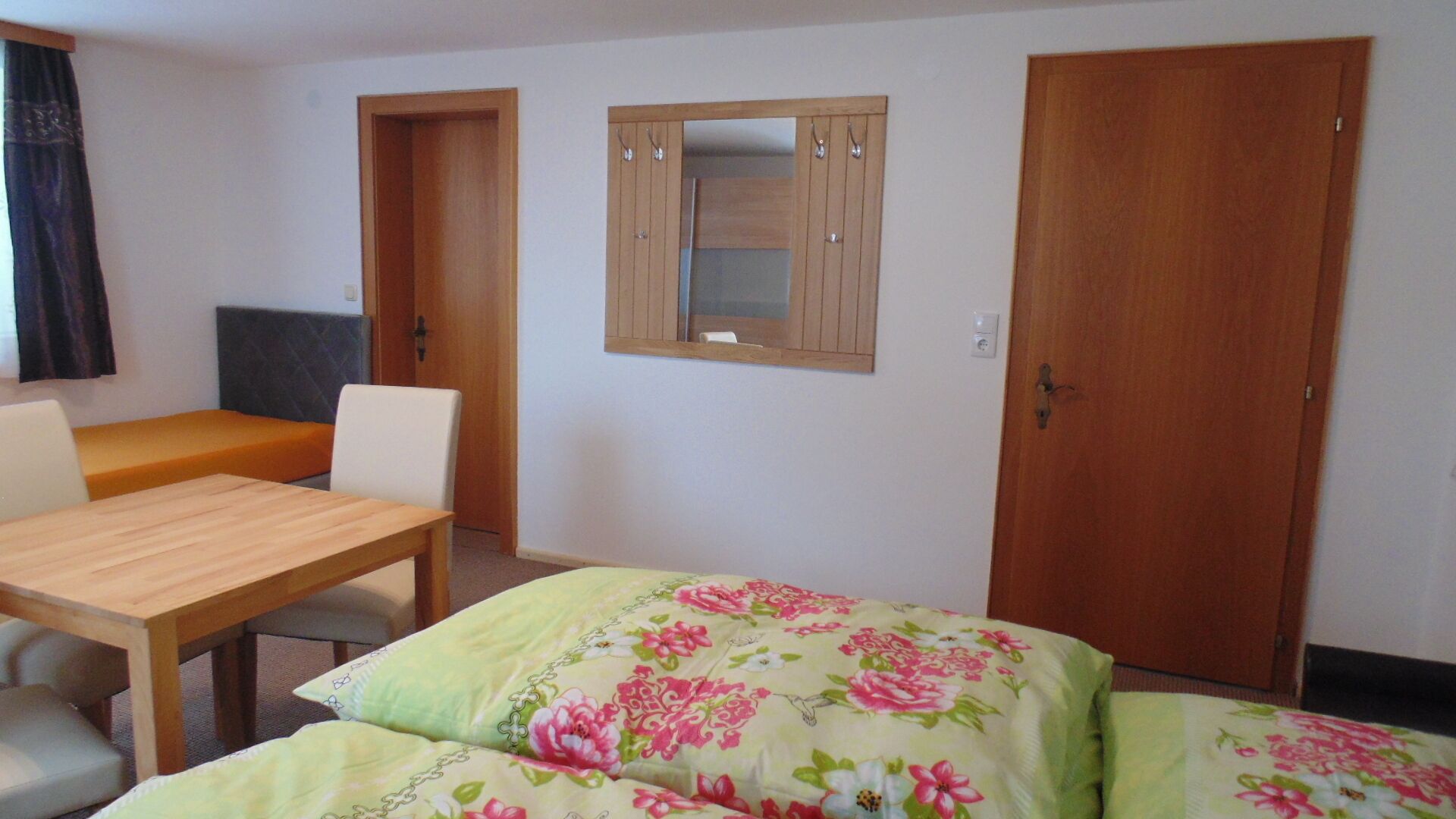 2 多间卧室、客房内保险箱、免费 WiFi、床单