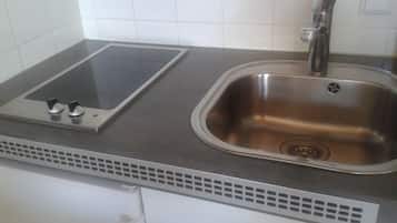 Kühlschrank, Ofen, Herdplatte, Espressomaschine