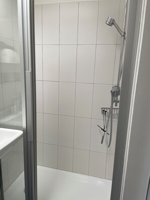 Dusche, Haartrockner, Handtücher, Seife