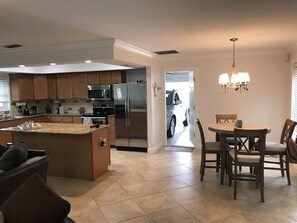 Fridge, microwave, oven, stovetop - Dream villa on the canal with southern exposure in a quiet residential area, direct golf access (Cape Coral)