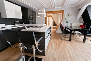 Kjøleskap, mikrobølgeovn, ovn og kokeplater