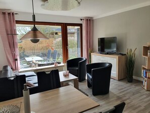 TV, DVD player, books - Modern, comfortable apartment close to the center, first time use in March 2015 (Büsum)