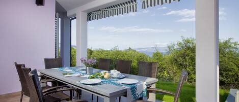 屋外ダイニングエリア