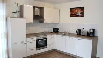 Een koelkast, een magnetron, een oven, een kookplaat