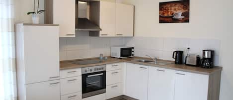 Frigorifero, microonde, forno, piano cottura