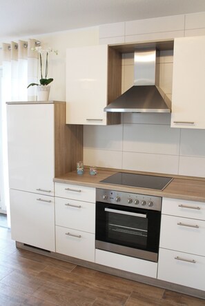 Kjøleskap, mikrobølgeovn, ovn og kokeplater