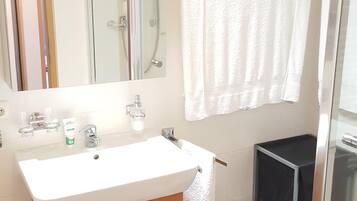 Dusch, hÄrtork, handdukar och toalettpapper