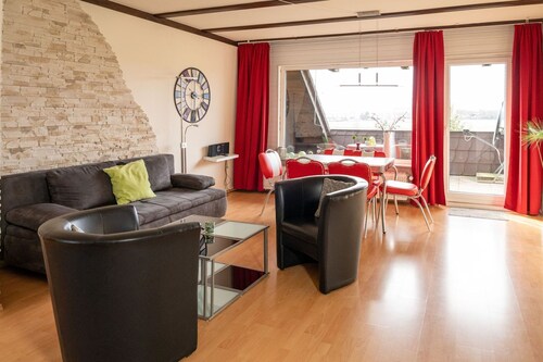 Large apartment, 3 bedrooms, quiet, close to the city center, south-facing balcony, free parking spaces